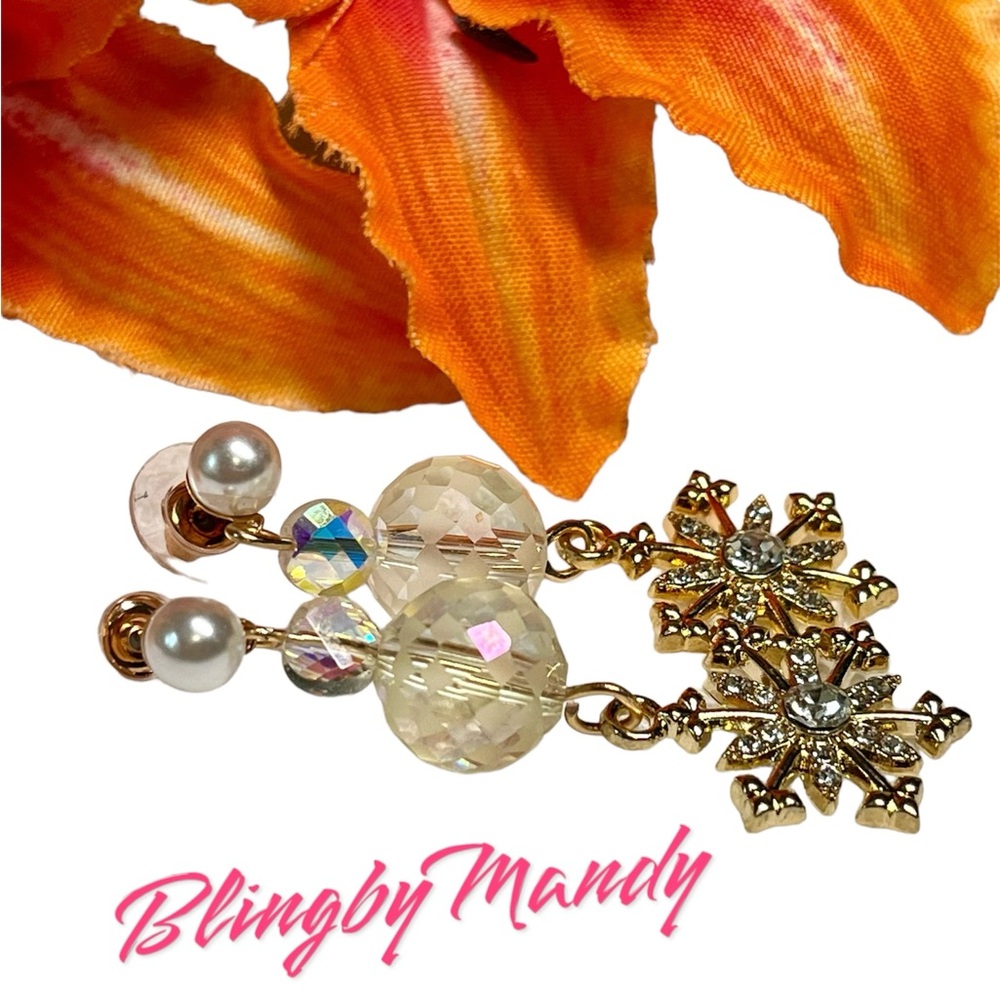 ❤️❄️OMG EARRING-stunning snowflake with gorgeous accents